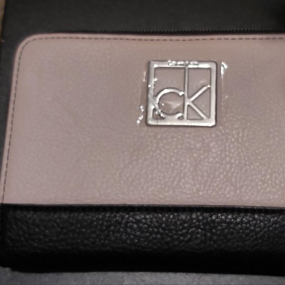 Calvin Klein Black and Cream Wallet - Picture 6 of 6
